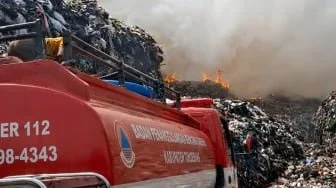 TPA Jatiwaringin Masih Membara, 2 Helikopter Water Bombing Diterjunkan ke Lokasi!