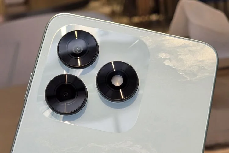 Meski terlihat memiliki tiga kamera, Honor X5c Plus sebenarnya hanya dibekali satu kamera utama beresolusi 50 MP yang ditemani sensor QVGA. Dua lingkaran lainnya lebih berfungsi sebagai pemanis desain agar tampil lebih premium.
