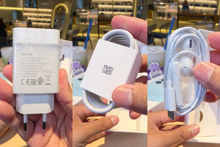 Honor X5c Plus dibekali adaptor charger 15W, kabel USB-A to USB-C, dan headset kabel bawaan.