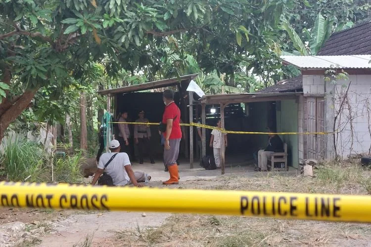 Polisi melakukan olah TKP pembunuhan Bilqis di kediaman wilayah Bromoasri Desa Dawung Kecamatan Jenar Kabupaten Sragen pada Sabtu (6/6/2026) siang.
