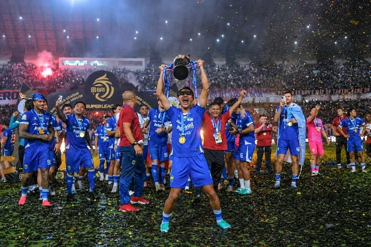Selebrasi angkat piala Beckham Putra di seremoni juara Super League 2025-2026, Sabtu (23/5/2026) di Stadion Gelora Bandung Lautan Api (GBLA). 