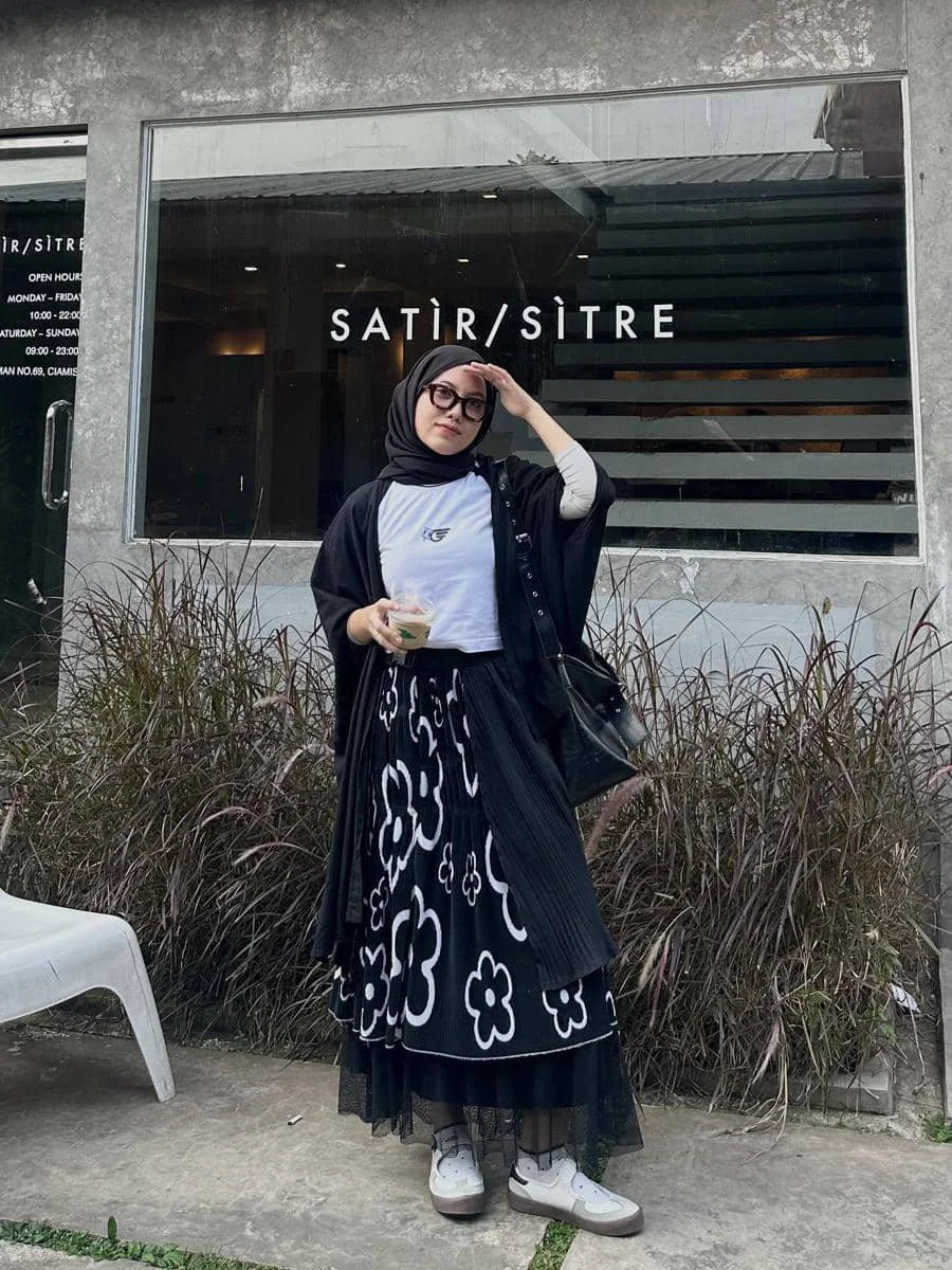 Style Monokrom ala Rena Sonia 