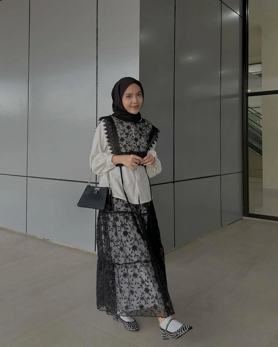 Mix and Match Monokrom ala Rena Sonia