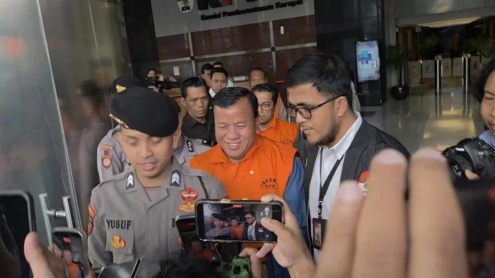 KPK Tahan Bupati Kuansing Suhardiman Amby