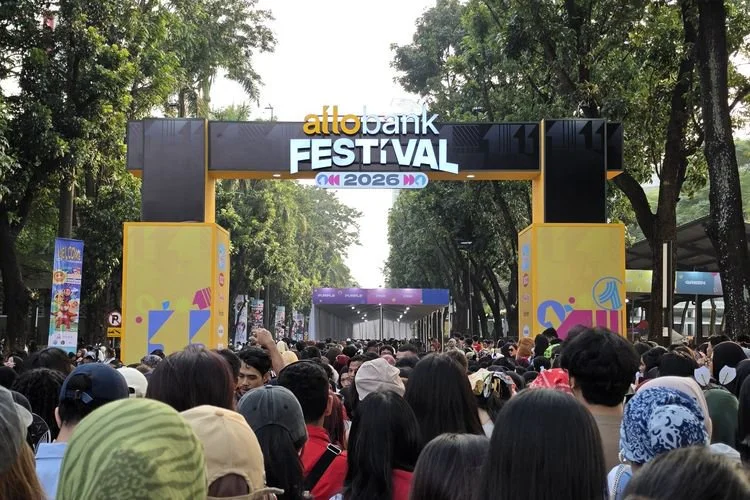 Suasana di depan Indonesia Arena dipadati Coer (sebutan fans Cortis).
