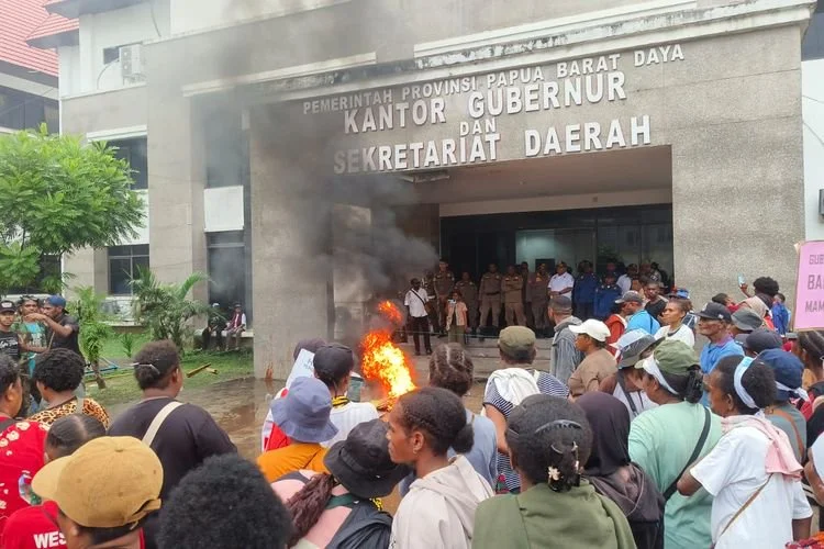 Ratusan massa ketika melakukan aksi bakar ban bekas di Depan Kantor Gubernur Papua Barat Daya.