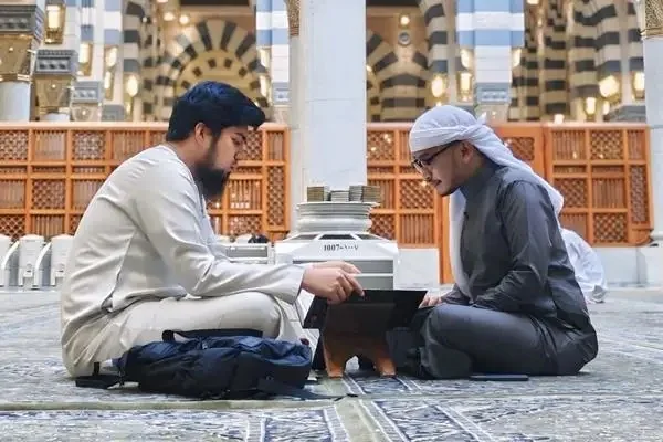 7 Potret Ruben Onsu Ibadah Umrah, Belajar Mengaji di Masjid Nabawi