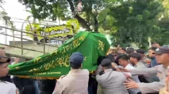 Kado Keranda Mayat BEM UI Dilucuti Polisi, Demo #MatinyaReformasiPolri Ricuh