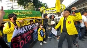 Kepalanya Busuk, Bawahnya Pasti Busuk! BEM UI Meradang Usai Aksi Bawa Keranda Dihadang