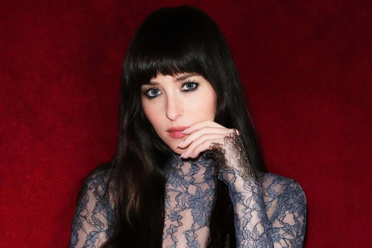 Tangkapan layar akun Instagram Valentino Beauty @valentino.beauty. Valentino Beauty membuka babak baru kampanye parfumnya dengan menggandeng Dakota Johnson dan Alexander Skarsgård untuk mengangkat pesan tentang keintiman, emosi, dan keberanian menjadi diri sendiri.
