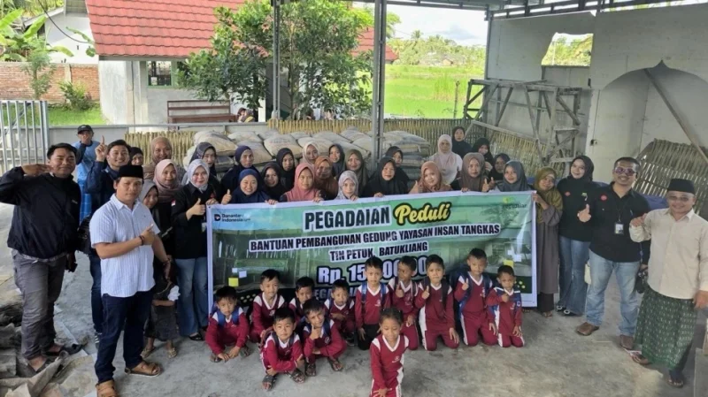 Pegadaian Praya Dukung Infrastruktur Sekolah dan Edukasi Investasi Emas bagi Siswa