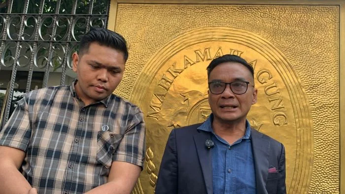 Kuasa hukum dokter Reza Gladys, Julianus P. Sembiring dan Yoki Pranata, di Mahkamah Agung, Jakarta Pusat, Rabu (1/7/2026).