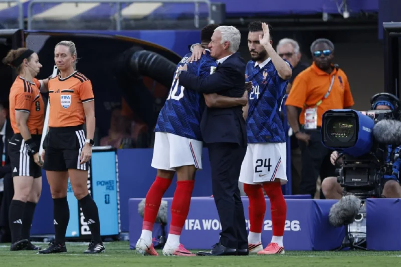 Didier Deschamps Terharu Dipeluk Kylian Mbappe saat Selebrasi Gol