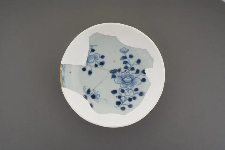 Foto dokumentasi ini menunjukkan sebuah piring porselen berlapis glasir berwarna coklat yang diproduksi di Jingdezhen, Provinsi Jiangxi, China timur.       