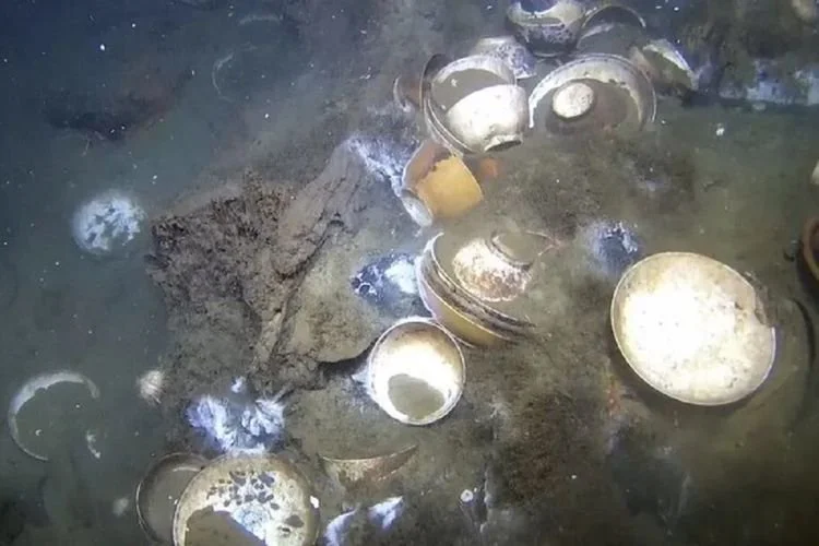 Foto dokumentasi ini menunjukkan muatan porselen China di sebuah bangkai kapal karam yang ditemukan di perairan Selat Skagerrak, Norwegia selatan.