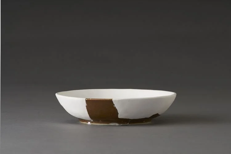 Foto dokumentasi ini menunjukkan sebuah piring porselen berlapis glasir berwarna coklat yang diproduksi di Jingdezhen, Provinsi Jiangxi, China timur.