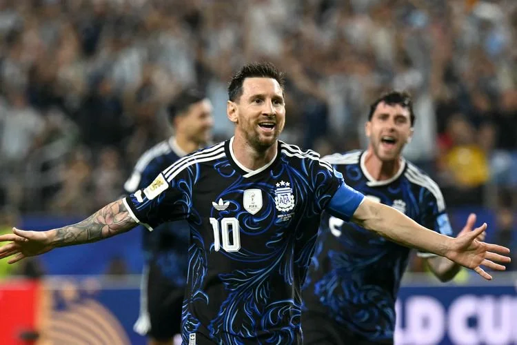 Penyerang Argentina Lionel Messi, merayakan gol ketiganya saat pertandingan Grup J Piala Dunia 2026 antara Yordania dan Argentina di Stadion Dallas, Arlington, Minggu (28/6/2026) siang WIB.