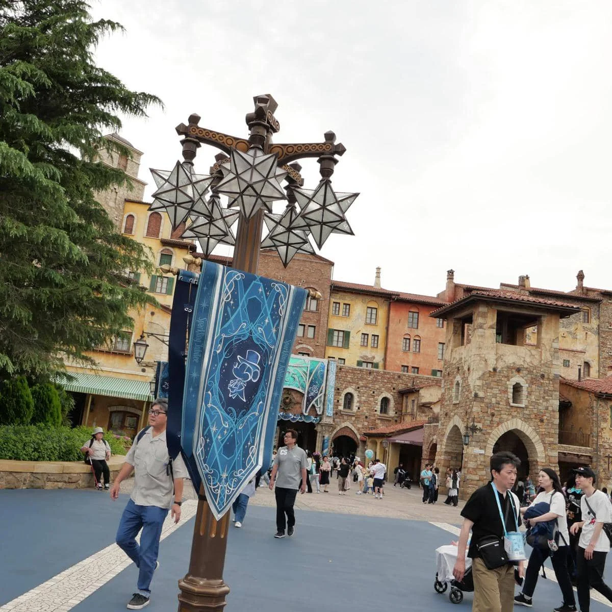 Caitlin Halderman jalan-jalan di Tokyo DisneySea