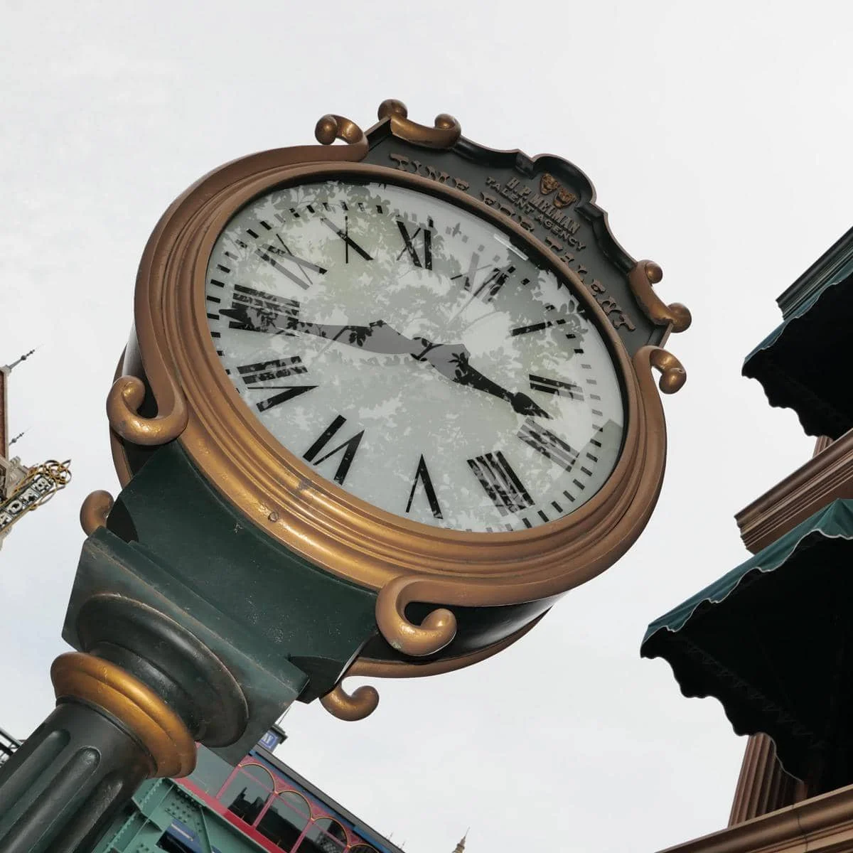 Caitlin Halderman jalan-jalan di Tokyo DisneySea