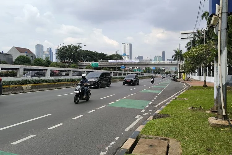 Kondisi lalu lintas di depan Gedung DPR/MPR RI, Jalan Gatot Subroto, Jakarta Pusat masih terpantau lancar.