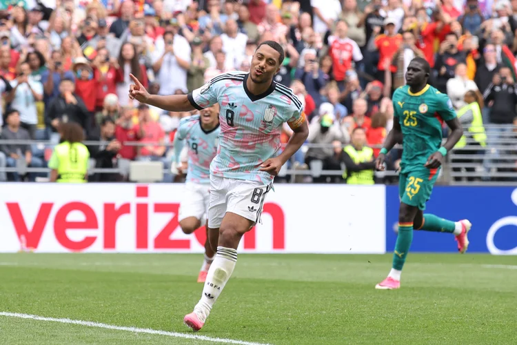 Pemain Timnas Belgia Youri Tielemans merayakan gol ketiganya yang dicetak dari titik penalti selama pertandingan babak 32 besar Piala Dunia FIFA 2026 antara Belgia dan Senegal di Seattle Stadium di Seattle, Washington pada Kamis (2/7/2026) pagi WIB.
