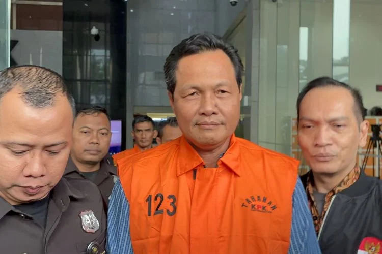 Bupati Muara Enim Edison memakai rompi tahanan Komisi Pemberantasan Korupsi (KPK) dengan tangan diborgol usai diamankan dan diperiksa dalam Operasi Tangkap Tangan (OTT) pada Selasa (9/6/2026).