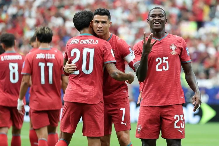 Cristiano Ronaldo, Nuno Mendes, dan Joao Cancelo merayakan gol dalam pertandingan Grup K Portugal vs Uzbekistan di Piala Dunia 2026 di Stadion Houston di Houston, Amerika Serikat, 23 Juni 2026. (Xinhua/Li Ming)