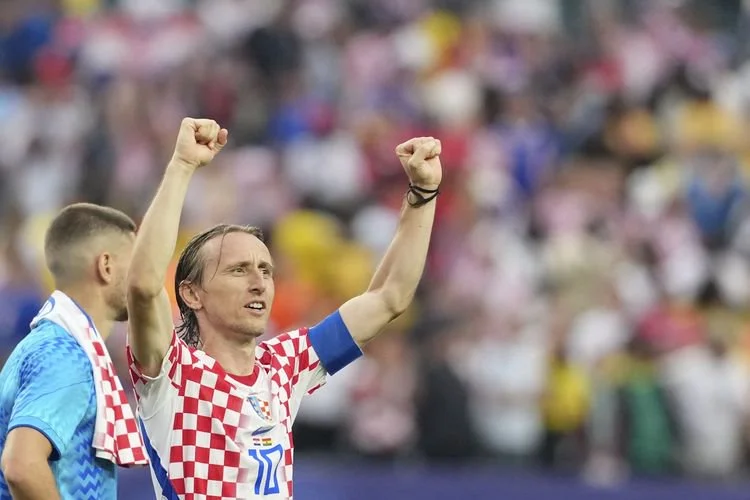 Luka Modric dari timnas Kroasia menyapa penonton setelah pertandingan Grup L antara Kroasia dan Ghana di Piala Dunia 2026 di Stadion Philadelphia di Philadelphia, Amerika Serikat, 27 Juni 2026.