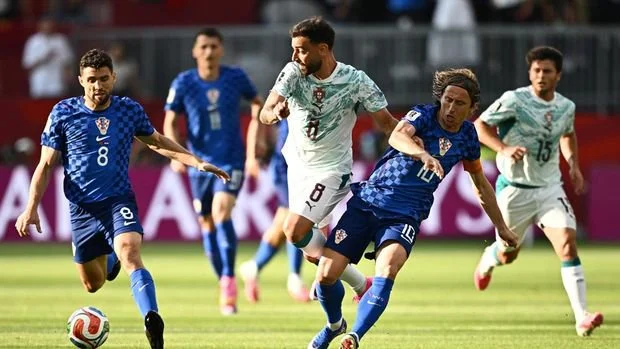 Soccer Football - FIFA World Cup 2026 - Round of 32 - Portugal v Croatia - Toronto Stadium, Toronto, Canada - July 2, 2026 Portugal's Bruno Fernandes in action with Croatia's Luka Modric and Mateo Kovacic REUTERS/Dylan Martinez