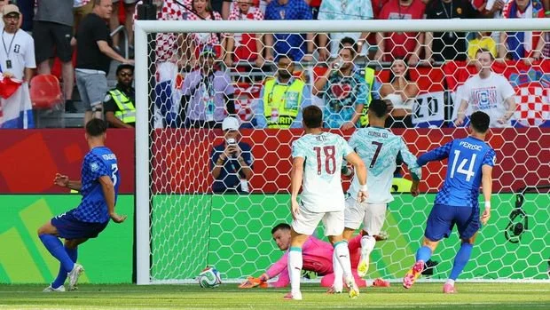 Soccer Football - FIFA World Cup 2026 - Round of 32 - Portugal v Croatia - Toronto Stadium, Toronto, Canada - July 2, 2026 Croatia's Dominik Livakovic saves a shot from Portugal's Bruno Fernandes REUTERS/Mike Segar