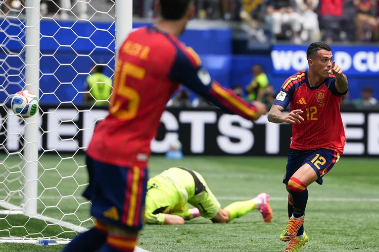 Pemain Timnas Spanyol Pedro Porro (kanan) merayakan golnya dalam pertandingan babak 32 besar antara Spanyol dan Timnas Austria pada Piala Dunia FIFA 2026 di Los Angeles Stadium, Los Angeles, Amerika Serikat, Jumat (3/7/2026) dini hari WIB.