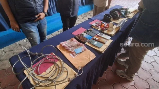 Polisi pamerkan barang bukti kasus penyekapan 3 pekerja percetakan di Senen, Senin (29/6/2026). (Suara.com/Cornelius Juan Prawira)