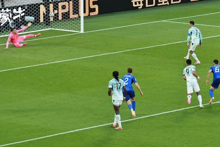 Pemain Timnas Portugal Cristiano Ronaldo (kanan atas) melakukan tendangan penalti dan mencetak gol selama pertandingan babak 32 besar antara Portugal dan Kroasia di Piala Dunia FIFA 2026 di Stadion Toronto, Toronto, Kanada, Jumat (3/6/2026) pagi WIB.