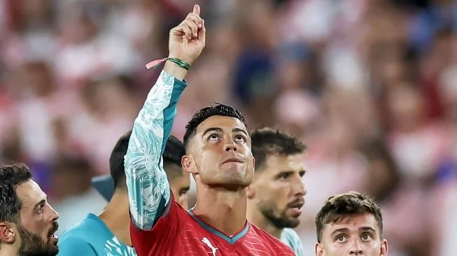 Cristiano Ronaldo menangis sambil mengenakan jersi No. 21 milik mendiang Diogo Jota usai Portugal mengalahkan Kroasia di Piala Dunia 2026. [Dok. brfootball/x]