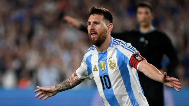 Penyerang Timnas Argentina bernomor punggung 10 Lionel Messi merayakan golnya dalam pertandingan kualifikasi Piala Dunia 2026 zona Amerika Selatan antara Argentina vs Bolivia di stadion Mas Monumental di Buenos Aires pada tanggal 15 Oktober 2024.Luis ROBAYO / AFP