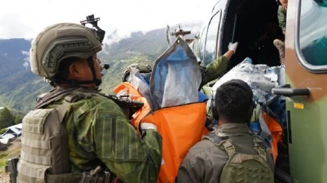 Personel Koops TNI Habema saat mengevakuasi jenazah pilot berkebangsaan Amerika Serikat yang ditembak kelompok kriminal bersenjata (KKB) di Balinggama, Kabupaten Yahukimo. ANTARA/HO/Dok Koops Habema
