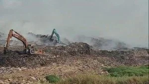 Proses Pemadaman Kebakaran TPA Jatiwaringin Tangerang