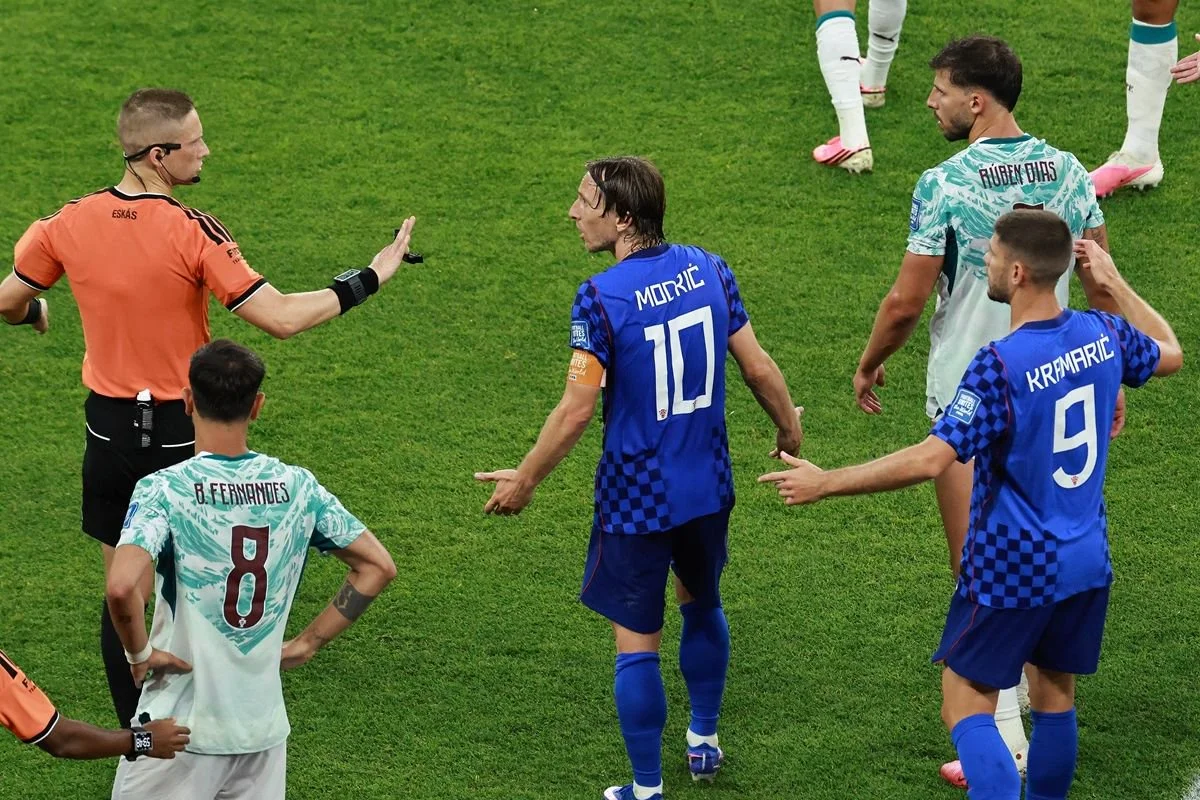 Pemain Timnas Kroasia Luka Modric (ketiga dari kiri) berbincang dengan Wasit Espen Eskas selama pertandingan babak 32 besar antara Portugal dan Kroasia di Piala Dunia FIFA 2026 di Stadion Toronto, Toronto, Kanada, pada Jumat (3/7/2026) pagi WIB. 
