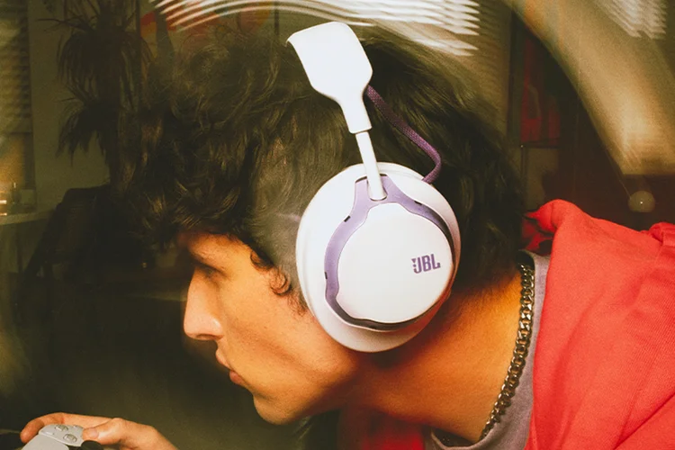 Bagi pengguna yang menginginkan headset gaming nirkabel dengan harga lebih terjangkau, JBL menghadirkan Quantum 650.
