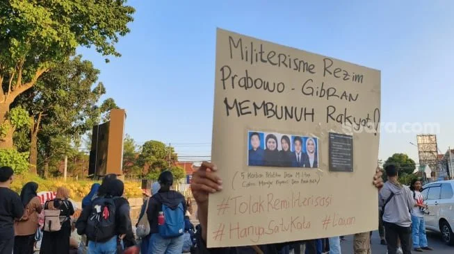 Aksi damai Suara Ibu Yogyakarta di Bundaran UGM, Jumat (3/7/2026). (Suara.com/Hiskia)
