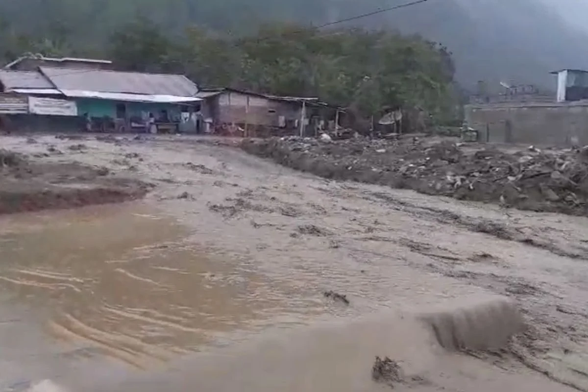 Air berlumpur yang mengalir di Kampung Mendale, Kecamatan Kebayakan, Kabupaten Aceh Tengah, Aceh, Kamis (26/2/2026).