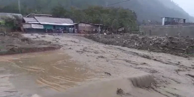 Air berlumpur yang mengalir di Kampung Mendale, Kecamatan Kebayakan, Kabupaten Aceh Tengah, Aceh, Kamis (26/2/2026).