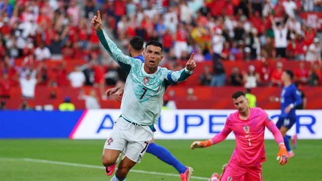 Ronaldo Bikin Heboh Ribuan Fans di Hotel Portugal, Toronto Rasa Lisbon