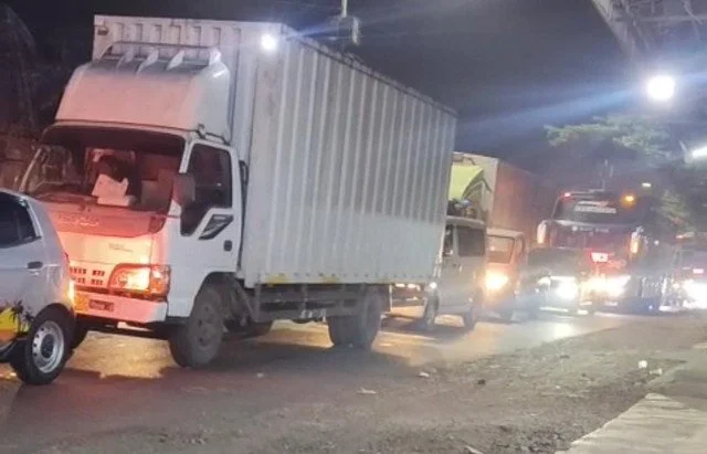 Jalur Arteri Karawang Macet Malam Ini Imbas Tabrakan Beruntun di Tol Japek