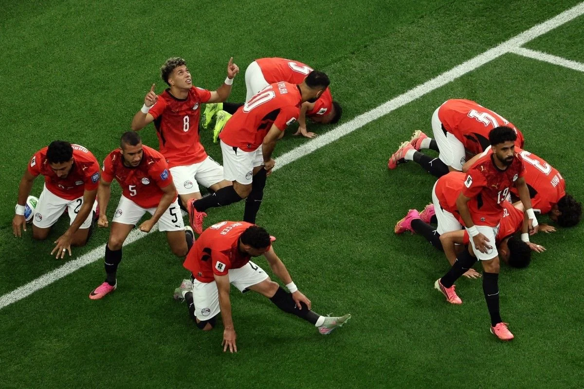 Gelandang Timnas Mesir bernomor punggung 8, Emam Ashour (tengah), merayakan gol bersama rekan-rekan setimnya setelah ia membobol gawan Timnas Australia dalam pertandingan babak 32 besar Piala Dunia 2026 di Stadion Dallas, Arlington, pada Sabtu (4/7/2026) dini hari WIB