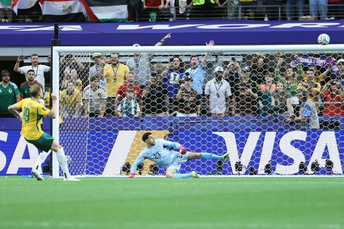 Kiper Timnas Mesir nomor punggung 23, Mostafa Shoubir (tengah), bergerak saat bek Timnas Australia nomor punggung 19, Harry Souttar (kiri), gagal mencetak gol dalam adu penalti pada pertandingan babak 32 besar Piala Dunia 2026 antara Australia dan Mesir di Stadion Dallas, Arlington, pada Sabtu (4/7/2026) dini hari WIB.