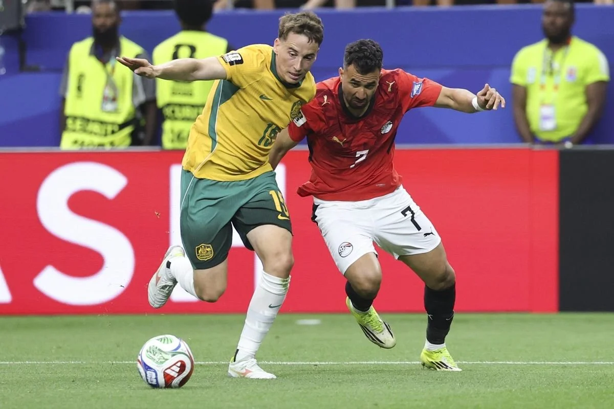 Pemain Timnas Mesir Mahmoud Trezeguet (kanan) berebut bola dengan Pemain Timnas Australia Kai Trewin dalam pertandingan babak 32 besar antara Australia dan Mesir pada Piala Dunia FIFA 2026 di Stadion Dallas, Dallas, Amerika Serikat, Sabtu (4/7/2026) dini hari WIB.