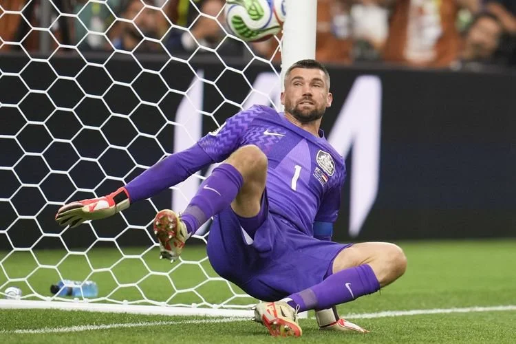 Kiper Timnas Australia, Mathew Ryan, gagal menahan tendangan penalti dalam pertandingan babak 32 besar antara Australia dan Mesir pada Piala Dunia FIFA 2026 di Stadion Dallas, Dallas, Amerika Serikat, Sabtu (4/7/2026) dini hari WIB.