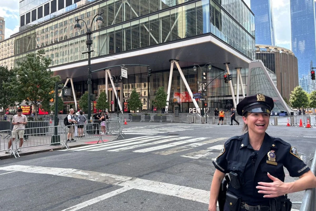 Seorang polisi menjaga perimeter di area Madison Square Garden, New York, Amerika Serikat, Jumat (3/7/2026).