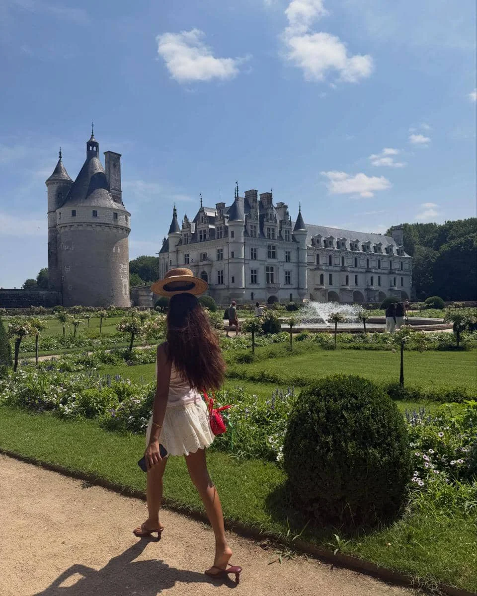Novia Bachmid berkeliling kastil Château de Chenonceau